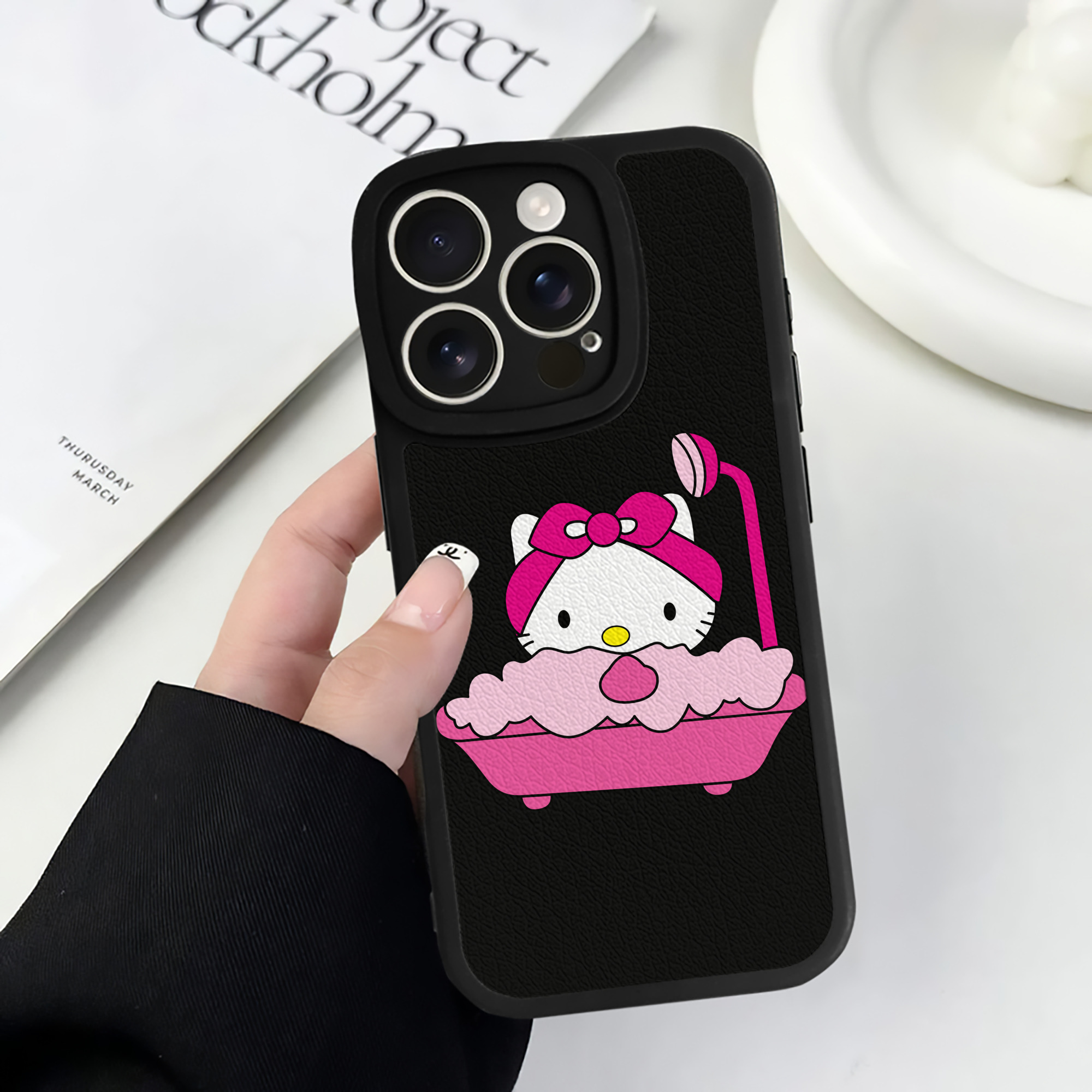 （画像用） Hello Kitty ハローキティ 【iPhone 16シリーズ対応】シリコンスマホケース（レザー調） 材質：シリコン